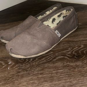 TOMS size 8, Elepgh Print Interior, Dark Grey Exterior, Minimal Wear